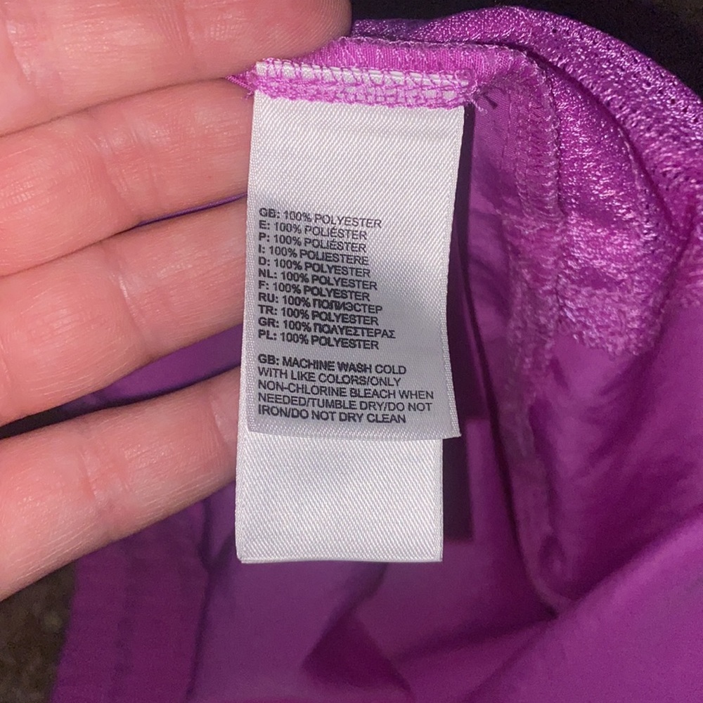 The North Face Women’s Fuscia Short - Picture 3 of 4